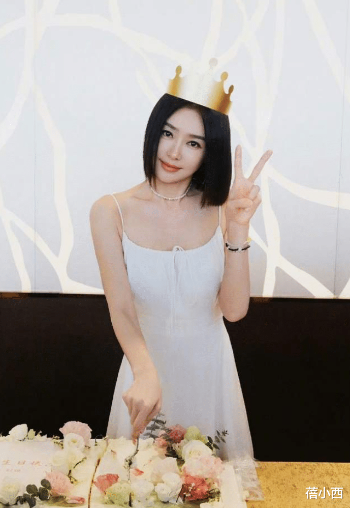 45岁秦岚孤单一人在大别墅里庆生,穿蛋糕裙玩自拍,看着只有25岁