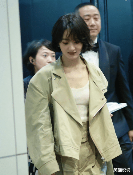 赵丽颖东京电影节采访:卡其色套装好休闲,坐姿酷飒侧颜好绝!