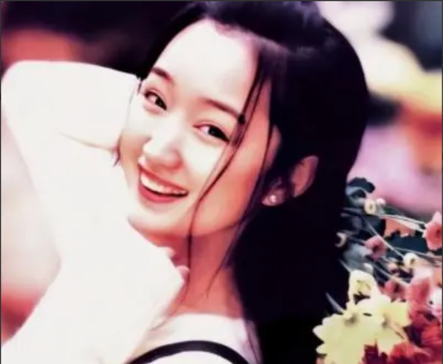 杨钰莹终究是老了,在美颜下看似年轻,但身材多少还是有点暴露了