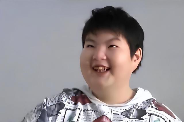 14岁男孩徐周磊体重300斤，一顿吃18包泡面，临终前哭着说想减肥