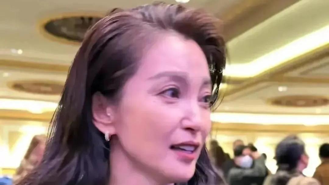 51岁李冰冰衰老明显，取出假体融掉了玻尿酸，选择自然老去