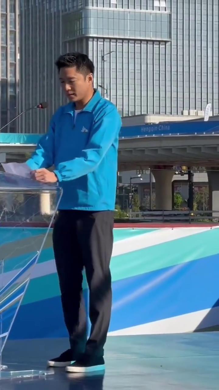 霍震霆和仨儿子现身内地,启刚给弟弟拍照,郭晶晶身份特殊最受宠