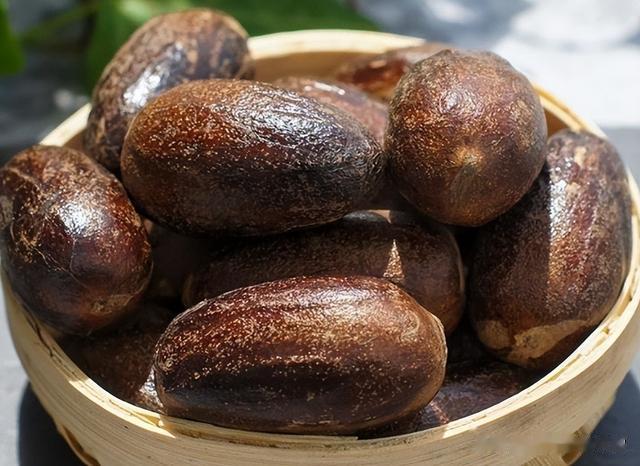 草果这种香料可不简单，不懂草果的这几个搭配技巧，卤肉会发苦