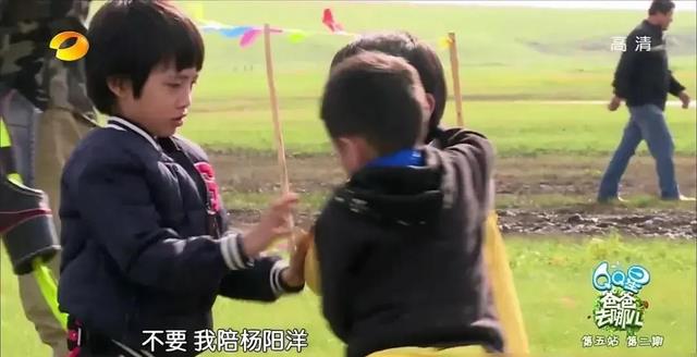 吴镇宇儿子晒和杨威儿子合照费曼为杨阳洋画爱心杨阳洋满脸青春痘