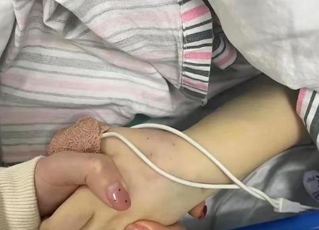 突发!3个女儿相继病倒,张杰又在国外紧急治疗,谢娜连发大长文