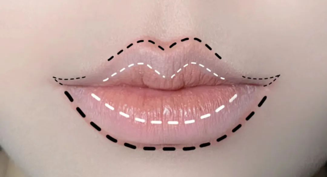 为了给奢牌站台从霸气红裙到情趣黑纱？这别又是第二个Lisa吧