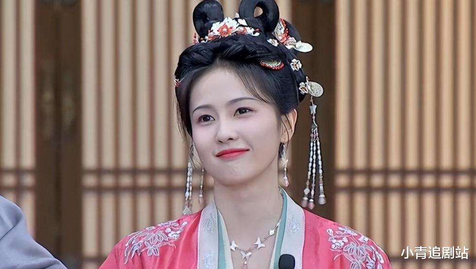 同样硬演“绝世美人”,将33岁吴谨言跟29岁白鹿放一起,差距明显