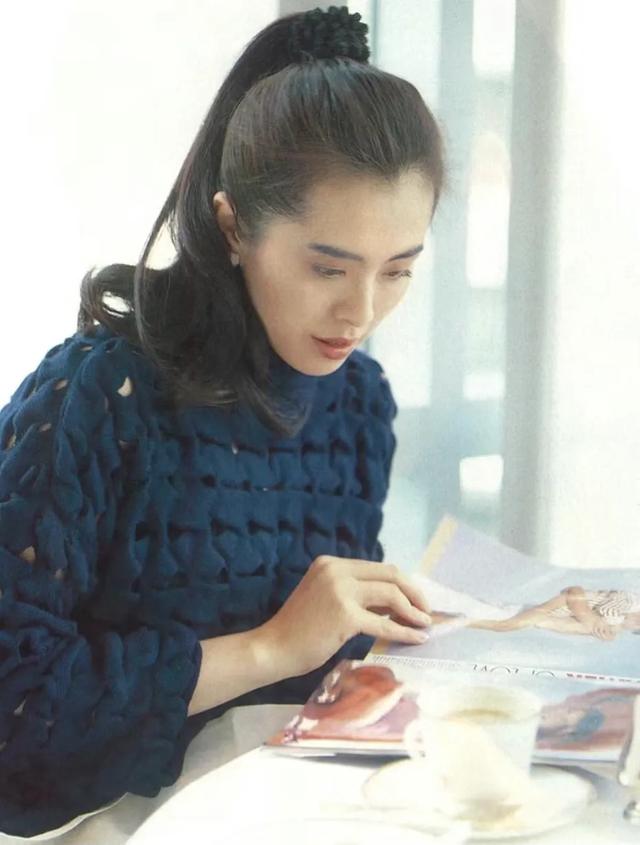 王祖贤在温哥华参加园游会,她披着长发,戴着眼镜,她过的很好!