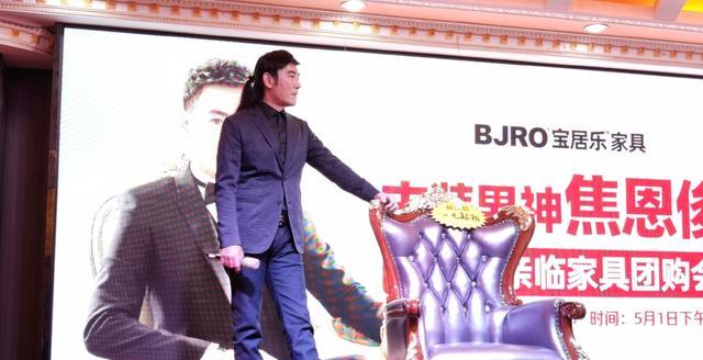 57岁焦恩俊地中海戴假发,走穴赚钱养俩女儿,身材倒是依旧能打