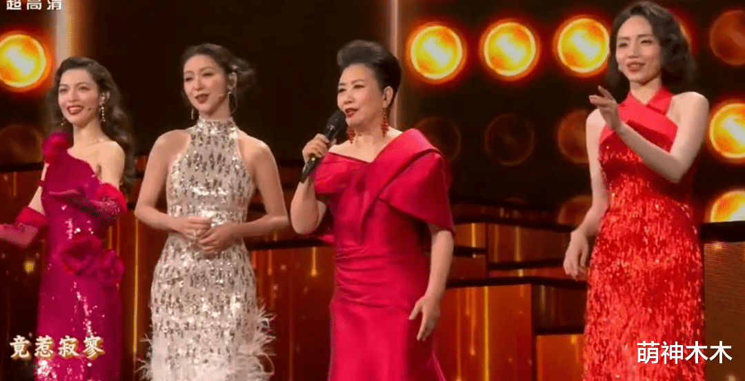 上春山2.0来了！薛凯琪春晚独穿白色被批抢镜，扭胯卖力妩媚过头