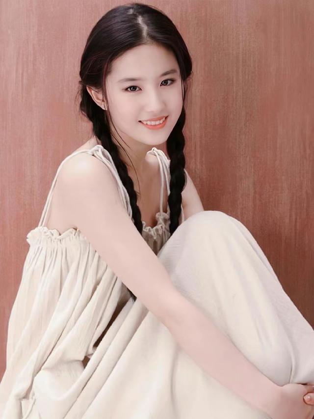 刘亦菲穿蓝色泳衣好辣啊!她不是壮，是正常的美，比钟楚曦更好看