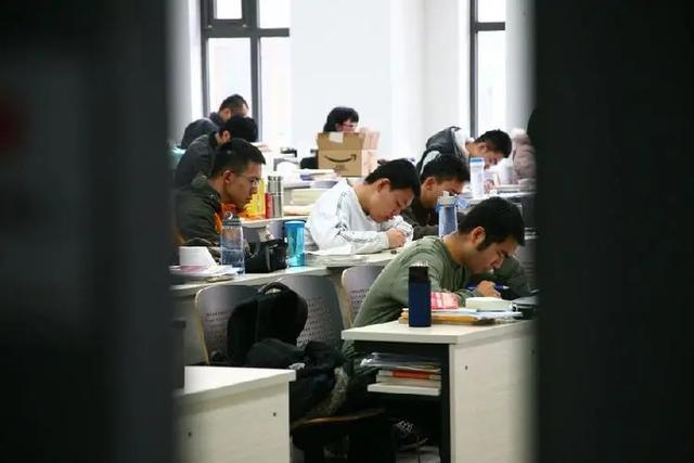 研究生分为“3个档次”,第三类上岸简单但含金量最低,你选哪个