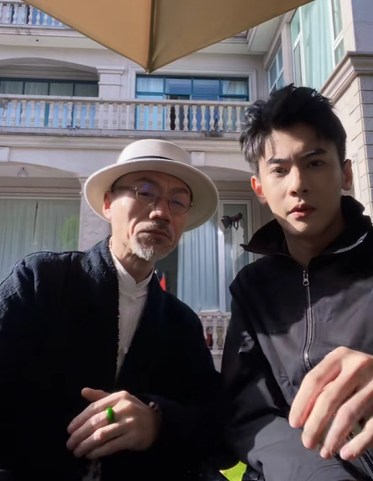 《群星闪耀时》演员肖万阁因肠穿孔去世，享年52岁，抢救照曝光！