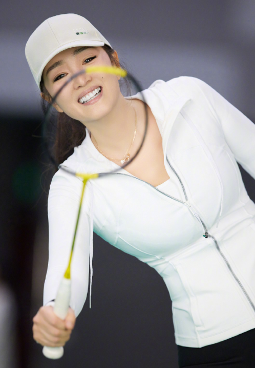 被59岁巩俐打羽毛球照惊艳了，全身无半点肥肉，一双“漫画腿”太吸睛