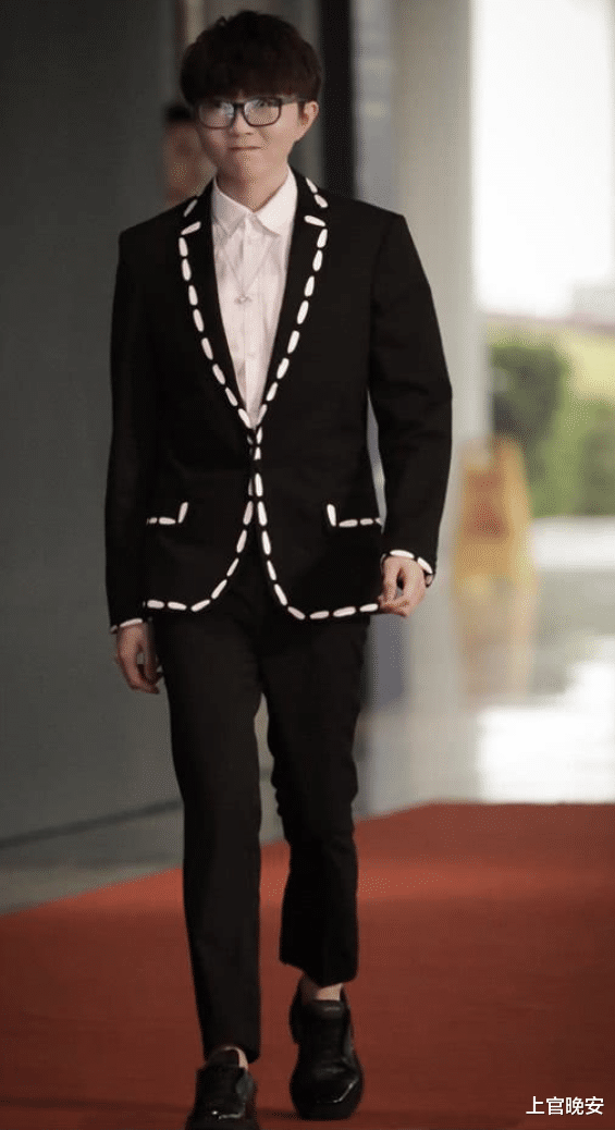 好绝的一张脸,好丑的一双手,剧里这几位演员伸出手能把观众笑死