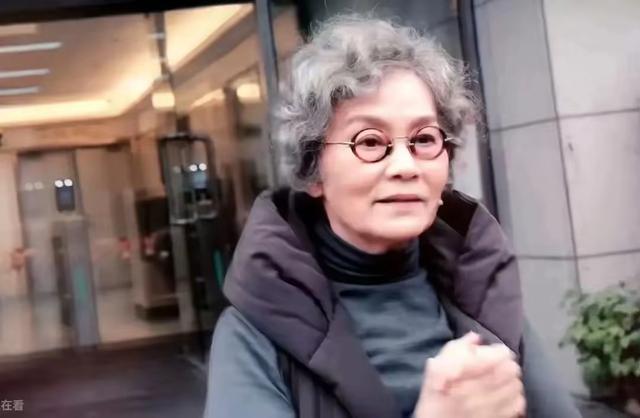 70岁潘虹真老了，头发花白岁月感很重，难怪她总是戴着帽子