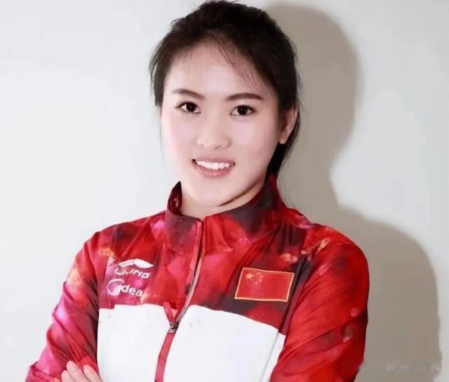 同样是冠军返乡,看到陈芋汐与全红婵的待遇后,明白陈若琳没说错