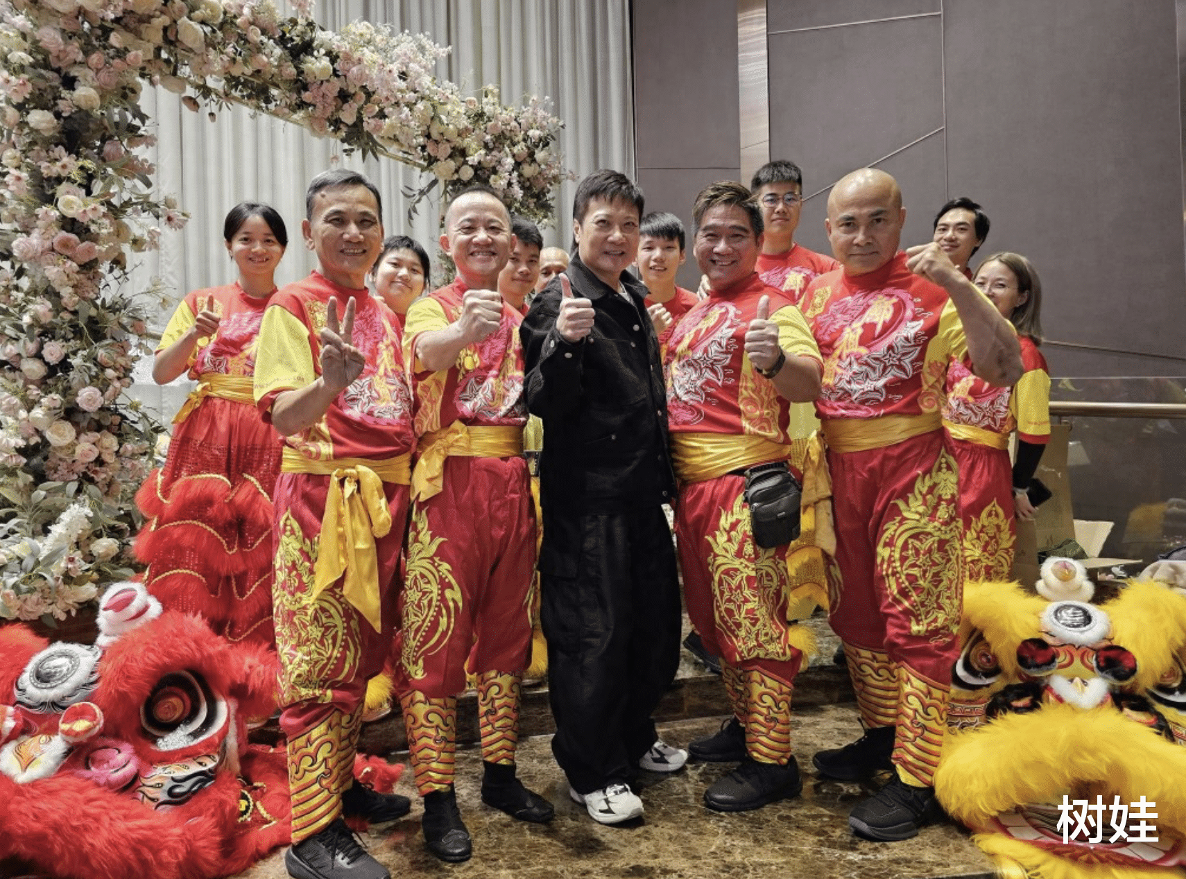 钱嘉乐举办动作演员春茗,古天乐现身众人争相留影,合照略显疲惫