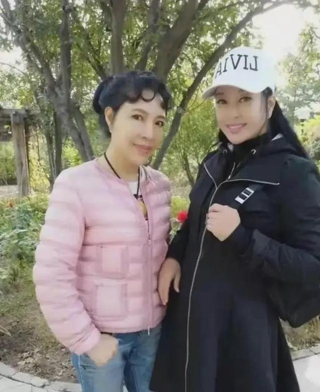 73岁刘晓庆和68岁妹妹出游被遇！妹妹已成奶奶，她打扮粉嫩像少女