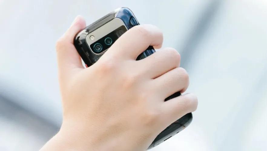 5英寸小屏“神机”，大电池、长焦相机、LCD屏，冲不冲？