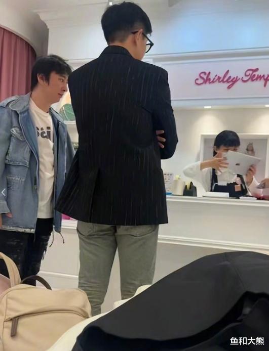 王思聪要认回女儿?国外逛童装店被偶遇,黄一鸣真正目的已达到