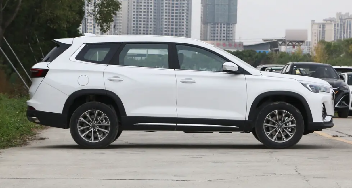 中型SUV新黑马！奇瑞新车降至8.2万，三大件第一，大卖15840台
