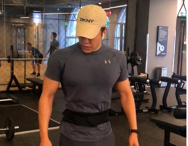 8次登春晚却作死入狱,如今55岁无人问津,靠给“富婆”卖唱捞金