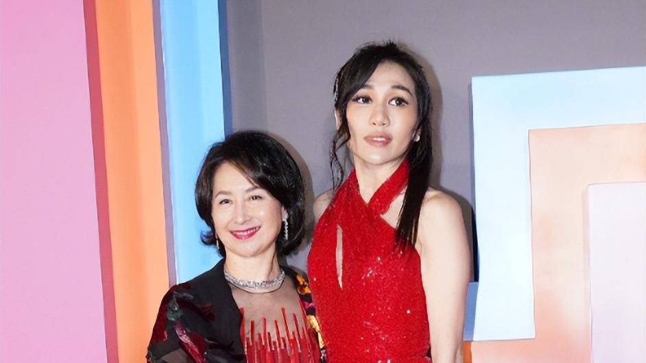 何超盈发文回应近照瘦脱相：我正在康复，感谢何超琼拉自己一把