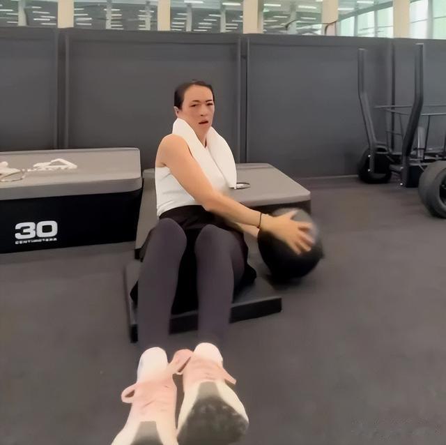 45岁章子怡曝素颜近照惊艳级人生巅峰状态:身材火辣零赘肉