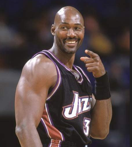 詹姆斯浑身肌肉堪称非人类，为何却几乎看不到胸肌和腹肌？