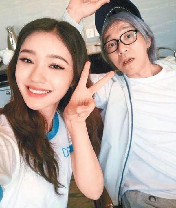 62岁周星驰罕参加私人酒局，甘比牵线合影曝光，头发稀疏全白了