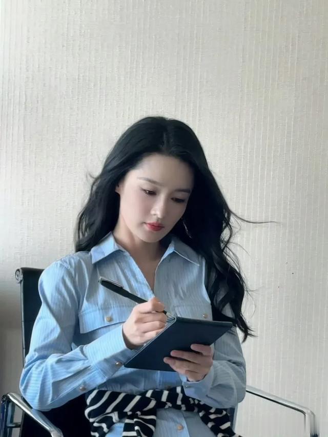 李沁现身杭州品牌活动，现场人山人海，到底谁说她不温不火的？