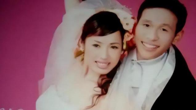 与原配妻子结婚多年，走红后却低调离婚，后被爆娶美女粉丝？