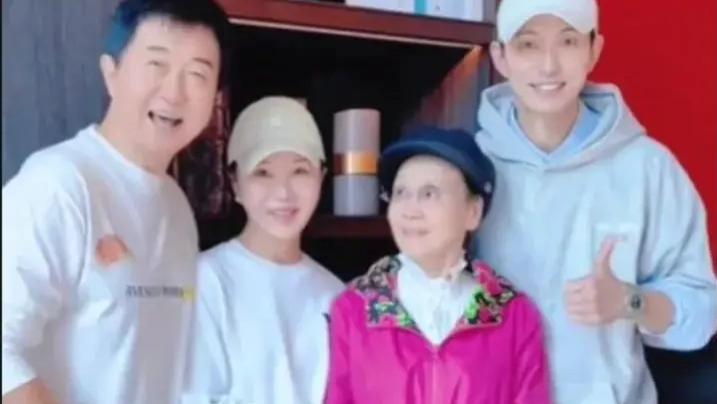 79岁李谷一国庆露面，与付笛生夫妻同框骨瘦如柴，没戴假发认不出