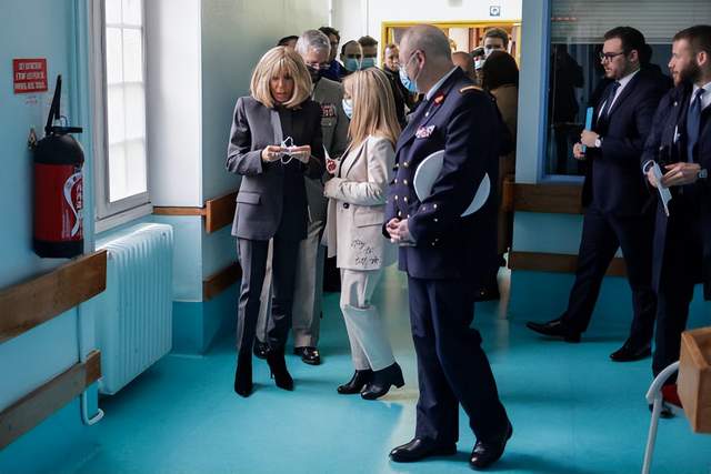 布丽吉特又把头发放下来了？一身西服套装亮相，还是国宴造型嫩