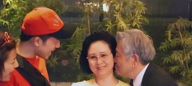 琼瑶与平家子女聚会照曝光 两人亲吻 继子女不满 台媒采访二女儿平珩