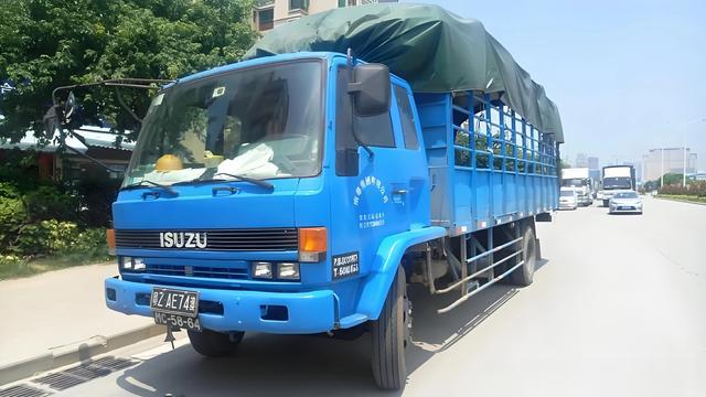 五十铃810卡车：八九十年代的运输“功臣”，那些难忘的岁月故事