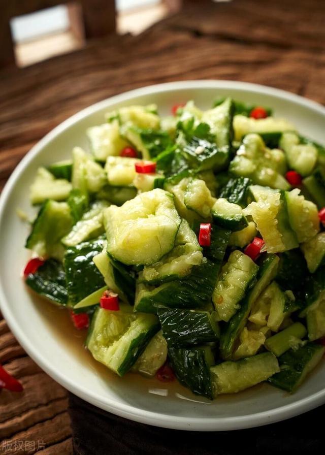 凉拌黄瓜不能直接加调料,厨师长教你5个技巧,脆爽又入味,好吃