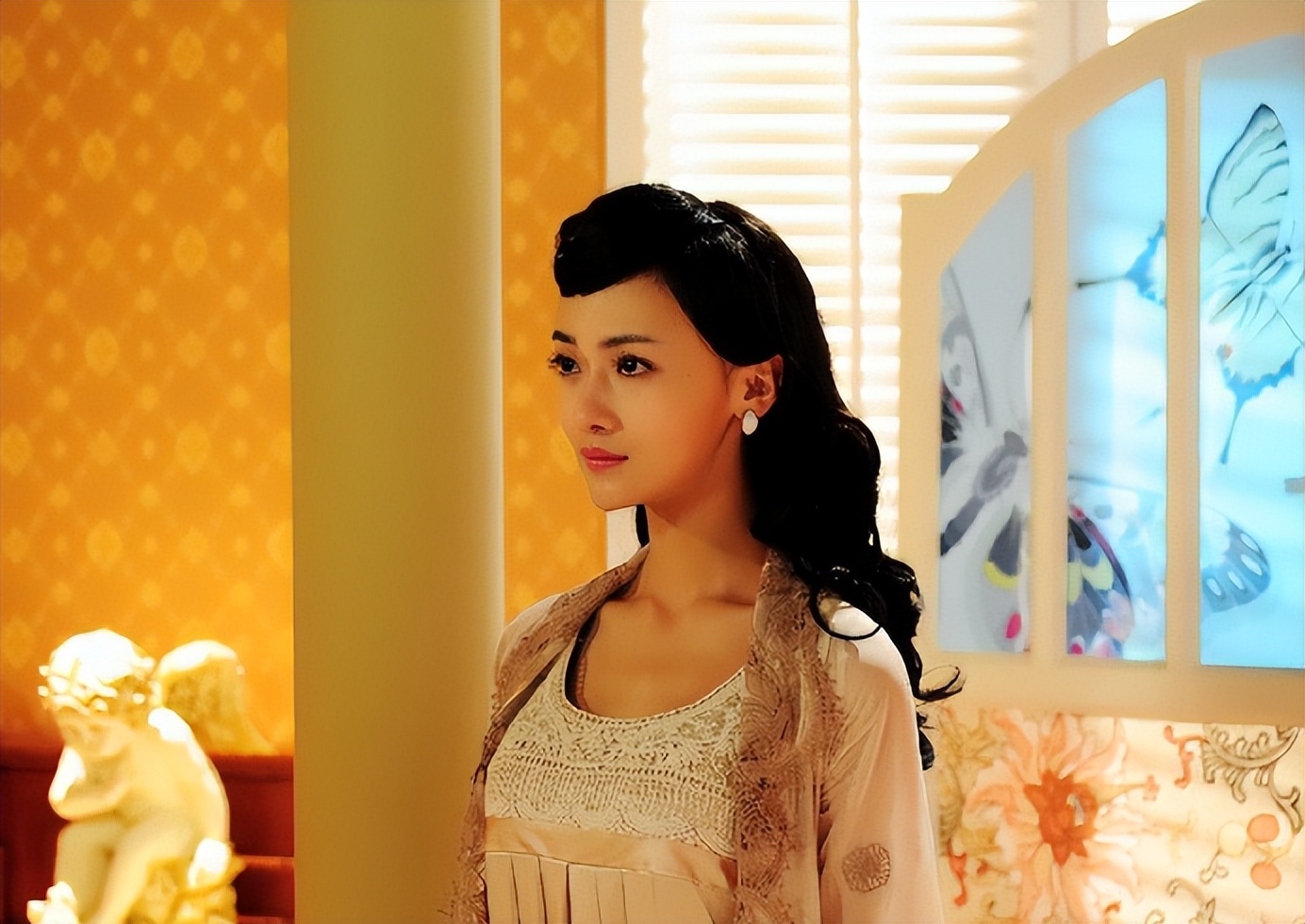 吴谨言快生了,剪成短发方便坐月子,老公贴心照顾,帮忙拉拉链