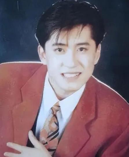 55岁毛宁近照曝光,脖子纹路深,老人相凸显,网友:像个老嫂子