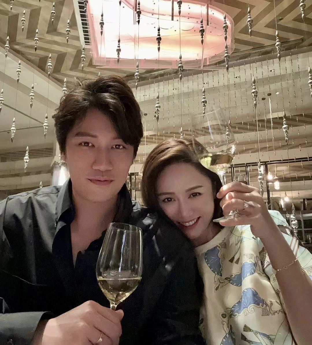 有颜任性!45岁陈乔恩晒高清素颜照,眉毛很淡黑眼圈明显太真实了