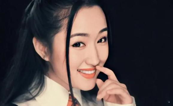 杨钰莹终究是老了,在美颜下看似年轻,但身材却瞒不过大家的眼睛