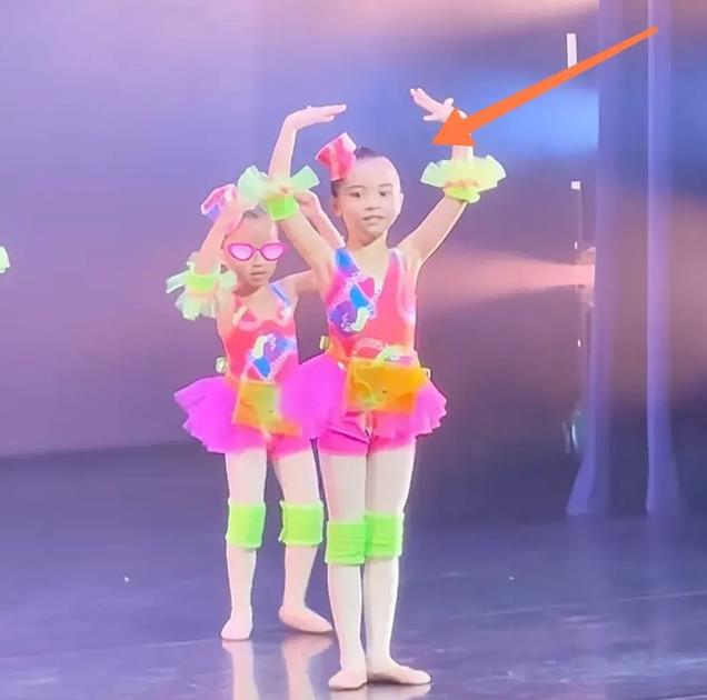 熊黛林大女儿演出，遗传妈妈模特腿长，双胞胎女儿样貌差距很大-芙芙爱臭美