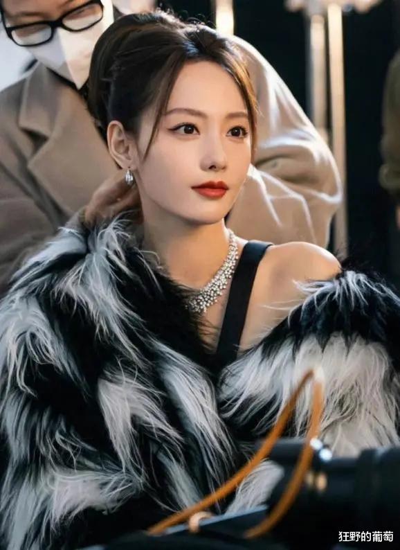 事实证明，去看疯马秀的张嘉倪，已经走上了另一条别样的路