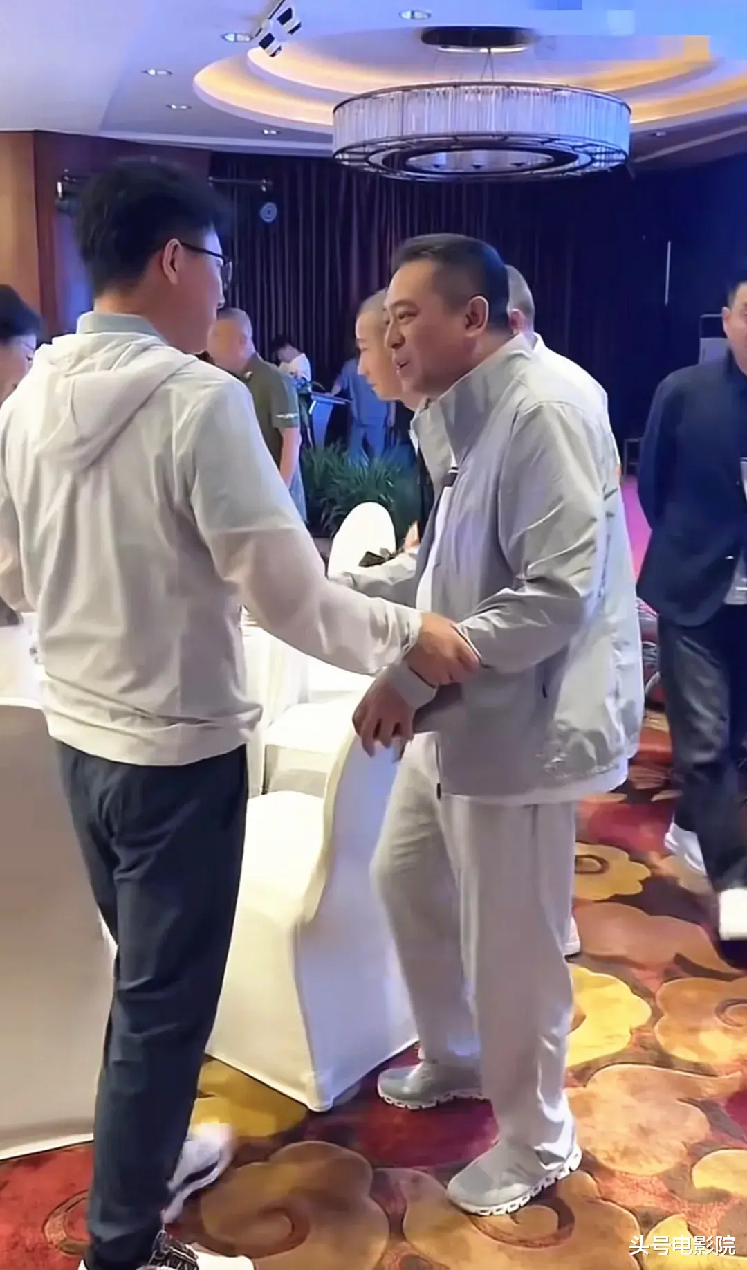 张嘉益王宝强组高端局!王志文带儿子打高尔夫,看懂啥是上流圈层