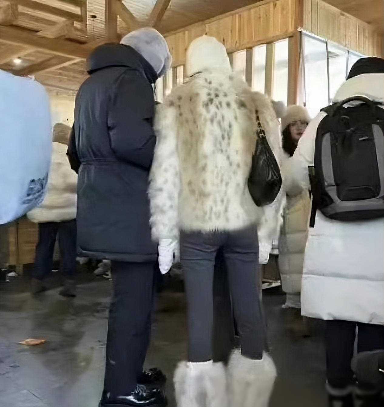 孙怡腾光正同居实锤,两人手牵手举止亲密,孙怡当众穿裤子引热议