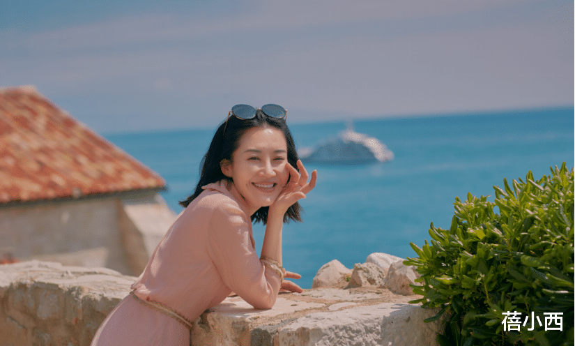 55岁许晴太显年轻!穿粉色连衣裙去度假,剪了齐肩短发嫩得像24岁