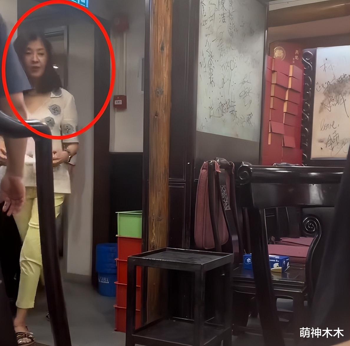 54岁李嘉欣近照曝光,小头小脸五官卓越,步态奇怪如蹒跚老人