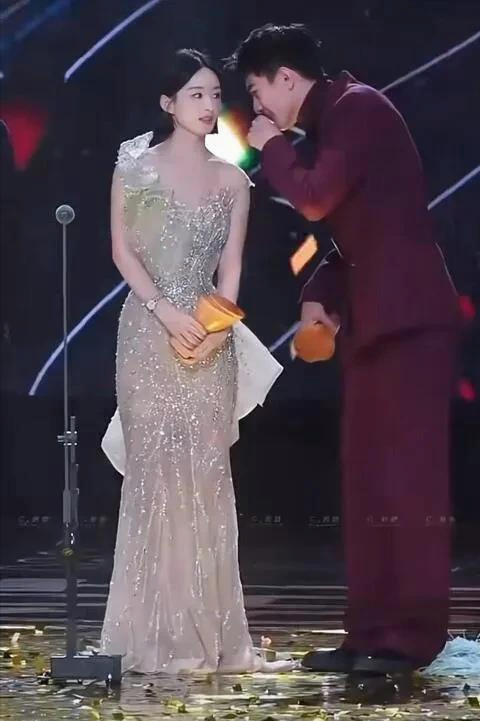 林更新的眼神出卖了他，满眼都是赵丽颖，俊男靓女这CP太好磕了