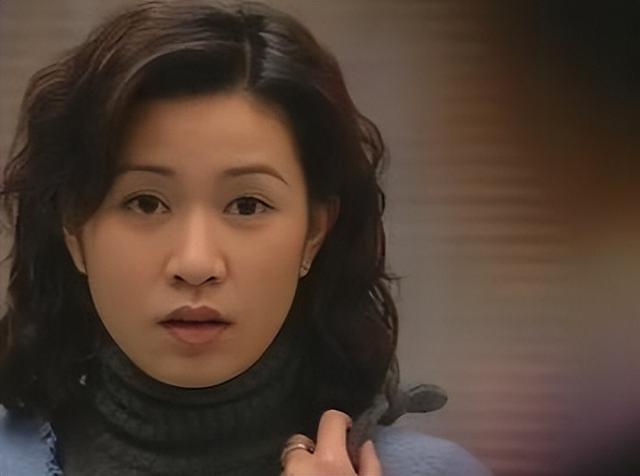 条件不符就别尬演“女霸总”了，49岁佘诗曼告诉你，啥叫职场精英